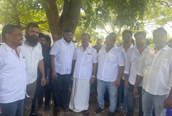 மாவட்ட செயலாளர் உடன் புகைப்படம் எடுத்த போது