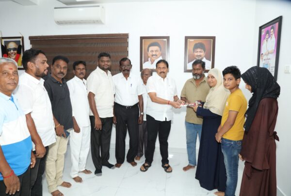 சிறு தொழில் செய்வதற்காக 20,000 ரூபாயை மாவட்டக் கழகப் பொறுப்பாளர் ஆர்.டி.சேகர் எம்.எல்.ஏ. வழங்கினார்