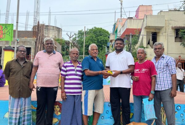 பரிசு பொருட்கள் வழங்கப்பட்டது