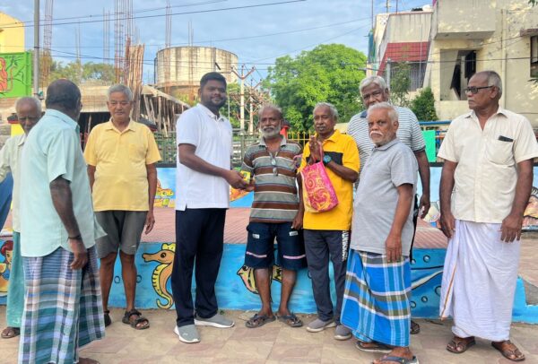 35 வது வட்டத்தில் நான்காவது ஐந்தாவது சந்திப்பில் உள்ள நடைபயிற்சி திடலில் மரக்கன்றுகள் நடப்பட்டுள்ளது அதற்கு தானாக முன்வந்து  செடிகளுக்கு தண்ணீர் ஊற்றும் சந்திரசேகர் மனோகரன் இரு நபர்களுக்கு பாராட்டி ஊக்கப்படுத்தும் விதமாக பரிசு பொருள் வழங்கப்பட்டது
