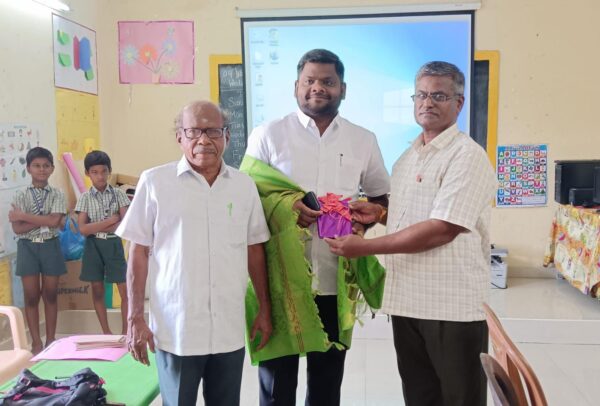 எருக்கஞ்சேரி  கார்ப்பரேஷன் பள்ளிக்கு, 2 லட்சம் ரூபாய் மதிப்புள்ள பொருட்கள் வழங்கப்பட்டது