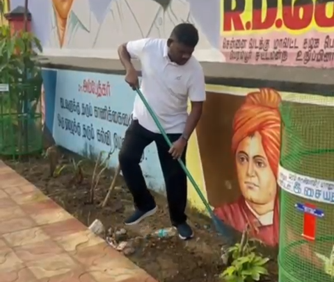 சென்னை மாநகராட்சிக்கு சொந்தமான விளையாட்டு திடலை  நண்பர்களுடன் சுத்தம் செய்து முடித்தோம்