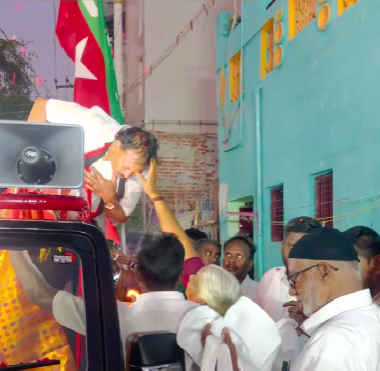 மக்களிடம் நேரில் சென்று ஆதரவு கேட்கும் உறுதியான தலைவர்கள்!